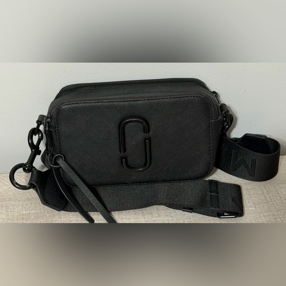 Marc Jacobs camera-style crossbody bag in classic black. Like New - Picture 1 of 7